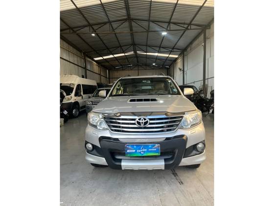 TOYOTA HILUX 3.0 SR 4X4 CD 16V TURBO INTERCOOLER DIESEL 4P AUTOMÁTICO TOYOTA HILUX 3.0 SR 4X4 CD 16V TURBO INTERCOOLER DIESEL 4P AUTOMÁTICO